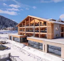 Hotel Granvara umgeben von verschneiter Landschaft