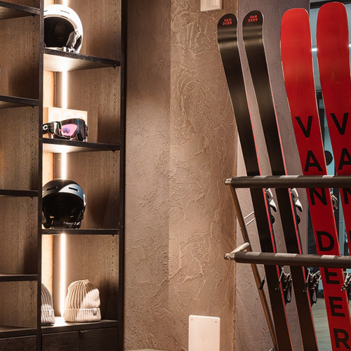 Ski, Helme und Wintersportzubehör elegant präsentiert in unserem Skidepot