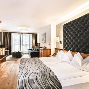 Junior Suite mit Balkon, Doppelbett und Wohnbereich
