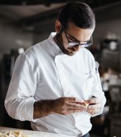 Der Küchenchef bereitet eine Vorspeise