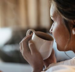 Eine Frau trinkt eine Tasse Tee