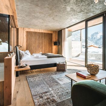 Die Wellness Suite PREMIUM mit privater Gartenterrassse und Aussicht auf die Berge im Winter