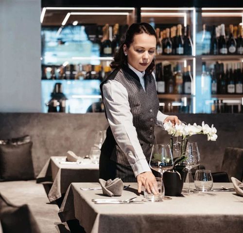 Eine Frau deckt einen Tisch