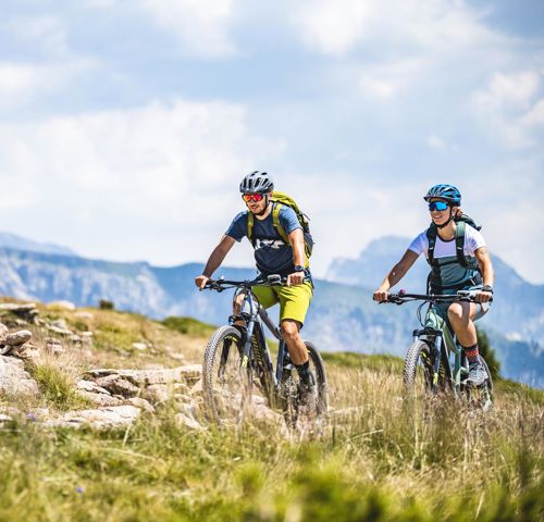 Zwei Mountainbiker auf einer Radtour in den Dolomiten