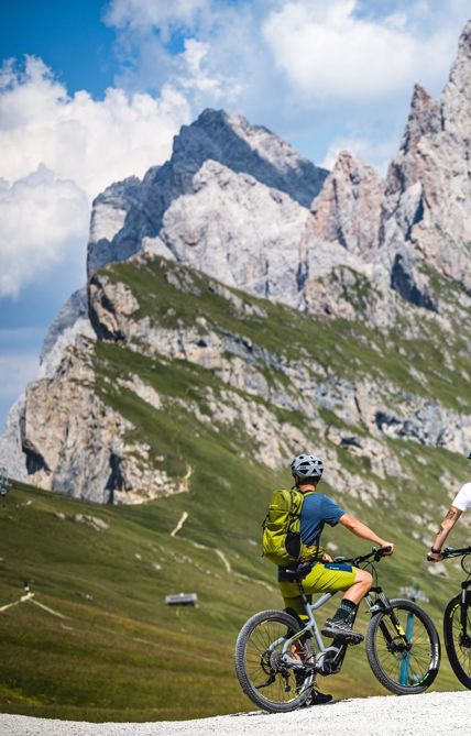 Zwei Mountainbiker genießen das Bergpanorama