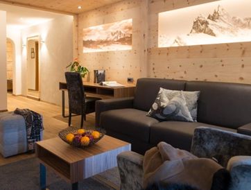 Der gemütlich eingerichtete Wohnbereich der Family Suite BIO mit Balkon