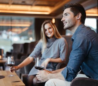 Ein Paar genießt ein Glas Rotwein in unserer Wine Lounge