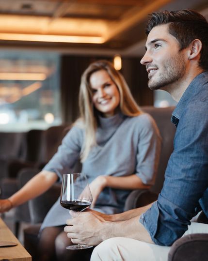 Ein Paar genießt ein Glas Rotwein in unserer Wine Lounge