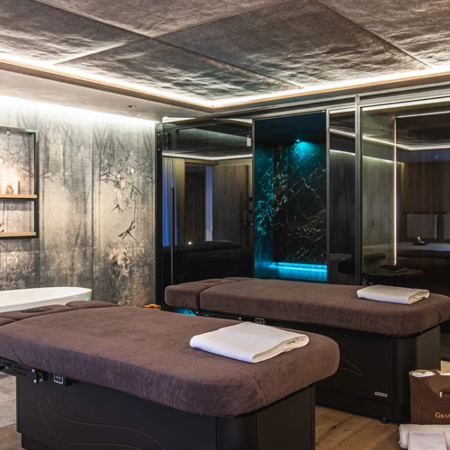 Our Private-Spa-Suite with two beds for treatments, a bathtub, sauna, and shower