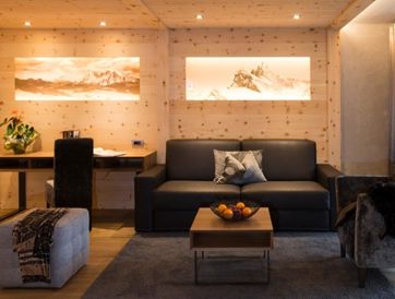 Der Wohnbereich mit Balkon, Schreibtisch und Sitzecke