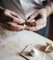 Der Küchenchef bereitet eine Vorspeise vor