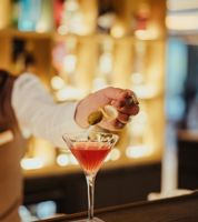 Ein Cocktail wird an der Bar eingeschenkt