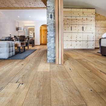 Die getrennten Wohn- und Schlafbereiche der Suite Deluxe mit Balkon