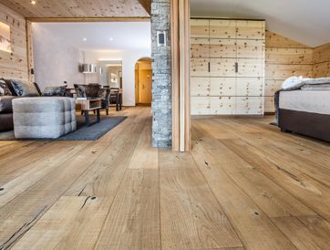 Le zone giorno e notte separate della Suite Deluxe con balcone