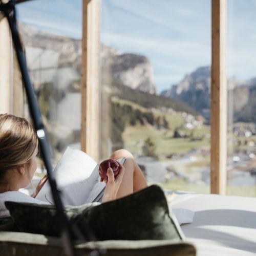 Una donna si gode la vista panoramica da una delle zone relax