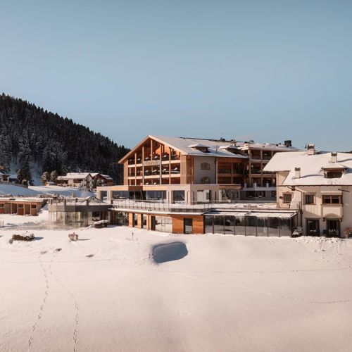 Außenansicht unseres Hotels mit Winterlandschaft und Wald