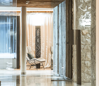 Blick in unseren Wellnessbereich mit stilvoller Einrichtung und viel Marmor