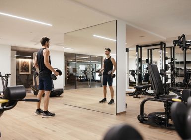 Ein Mann trainiert im Fitnessbereich