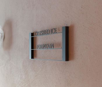 Schriftzug: Crushed Ice Fontain