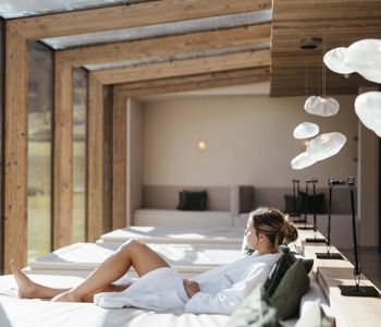 Eine Frau liegt auf einer Liege im Spa Bereich