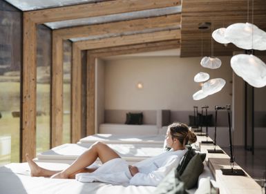 Eine Frau liegt auf einer Liege im Spa Bereich