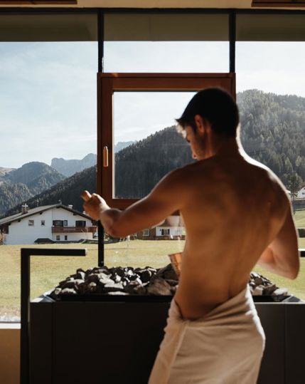 Ein Mann macht einen Aufguss in der Panoramasauna