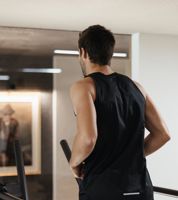 Ein Mann läuft auf dem Laufband im Fitnessbereich