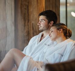 Ein Mann und eine Frau liegen auf einer Liege im Spa Bereich