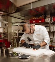 Chefkoch Beniamino Trezza bei der Zubereitung eines Gerichts