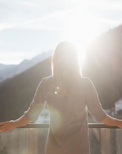 Una donna è in piedi sul balcone