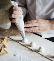 Der Küchenchef bereitet eine Vorspeise