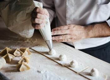 Lo chef sta preparando un antipasto