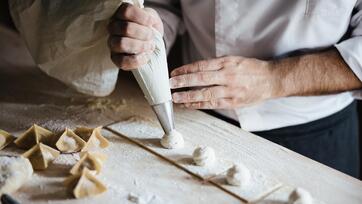 Der Küchenchef bereitet eine Vorspeise