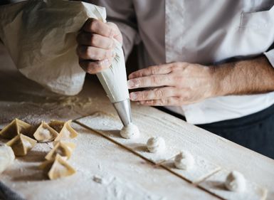 Der Küchenchef bereitet eine Vorspeise