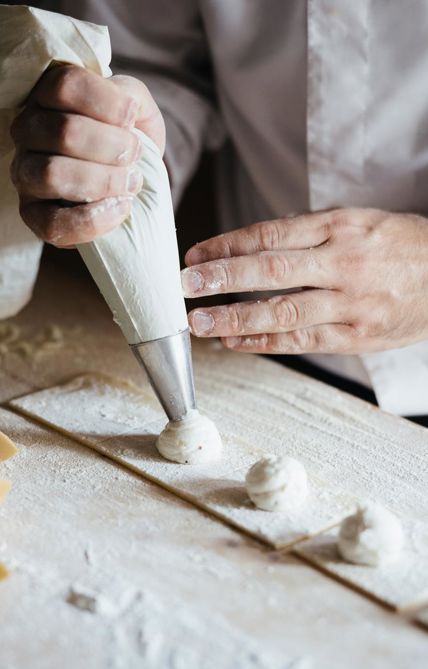 Der Küchenchef bereitet eine Vorspeise