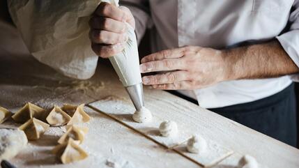Lo chef sta preparando un antipasto