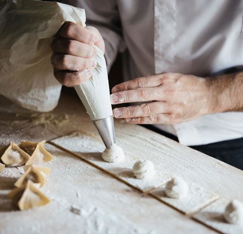 Der Küchenchef bereitet eine Vorspeise