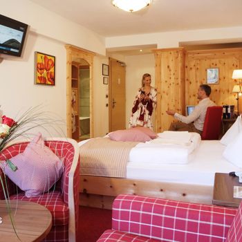 Zwei Personen im Comfort Zimmer mit Balkon