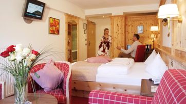 Due persone nella camera Comfort con balcone