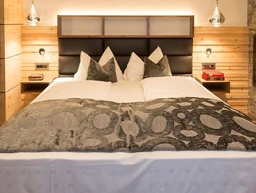 Das Schlafzimmer mit Doppelbett und Kamin