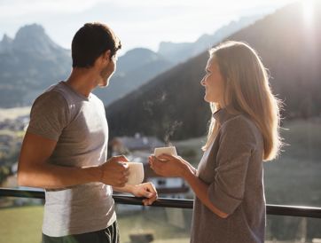 Ein Mann und eine Frau trinken eine Tasse Tee
