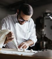 Der Küchenchef bereitet eine Vorspeise vor