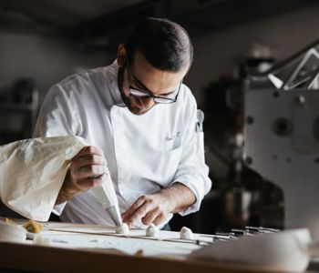 Der Küchenchef bereitet eine Vorspeise vor