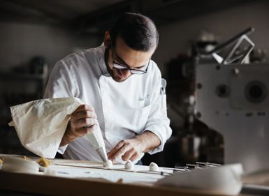 Der Küchenchef bereitet eine Vorspeise vor