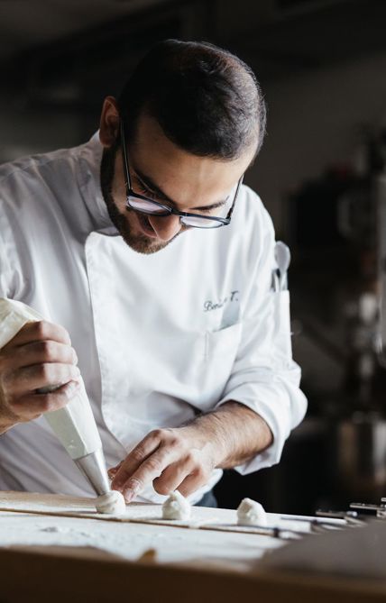 Der Küchenchef bereitet eine Vorspeise vor