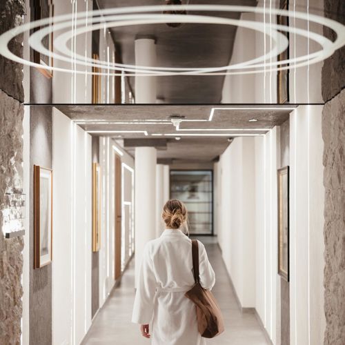 Una donna percorre il corridoio elegante della nostra spa