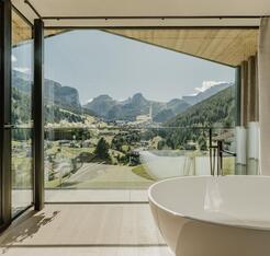 Freistehende Badewanne im Chalet Dolomites