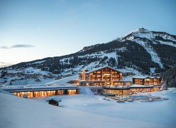 Hotel Granvara umgeben von verschneiter Landschaft