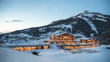 Hotel Granvara umgeben von verschneiter Landschaft
