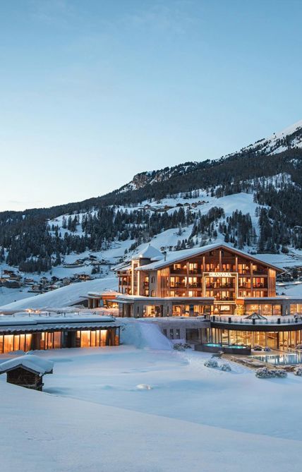 Hotel Granvara umgeben von verschneiter Landschaft